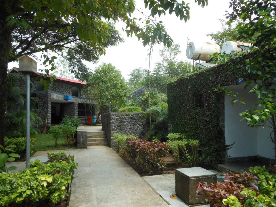 ワダ3　右の建物はハウス。左はコモンルーム