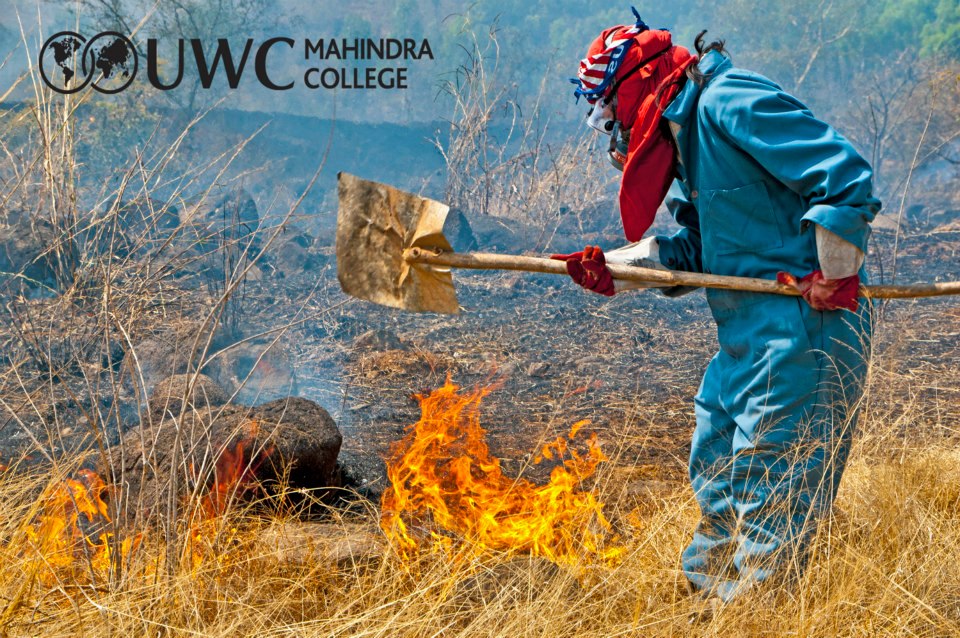 Fire Service 3月9日、ちょうどTravel weekが始まった直後に大きな山火事がありました。これはその時にFire Serviceの生徒が火を消そうと奮闘している様子です。